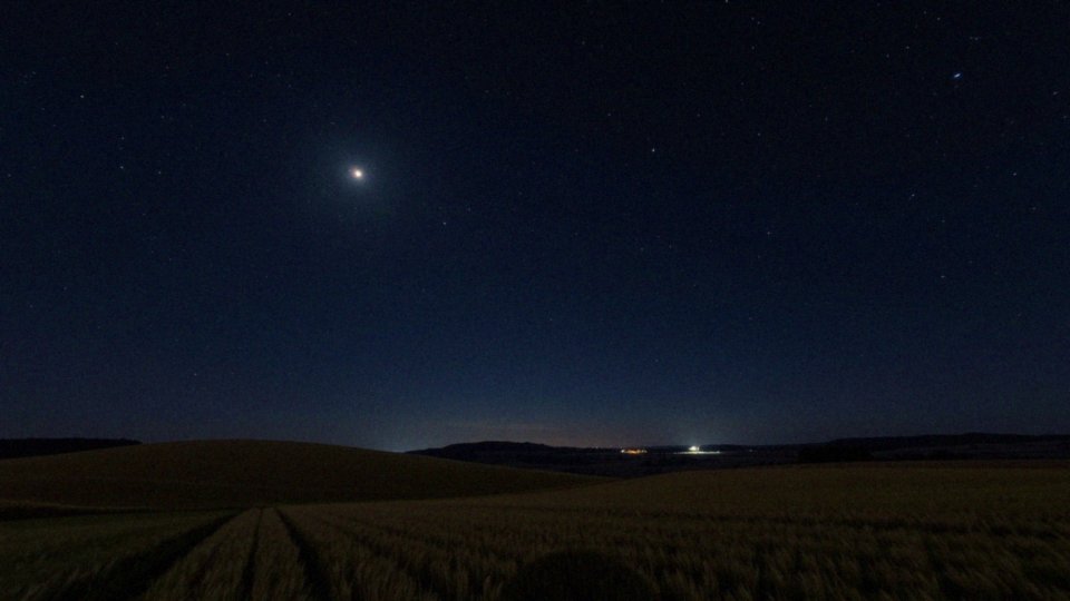 Co czyni blazar PKS 1424+240 najjaśniejszym obiektem w kosmosie?