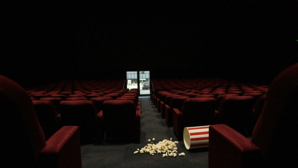 Jakie są kontrowersje związane z komediami dla dorosłych?