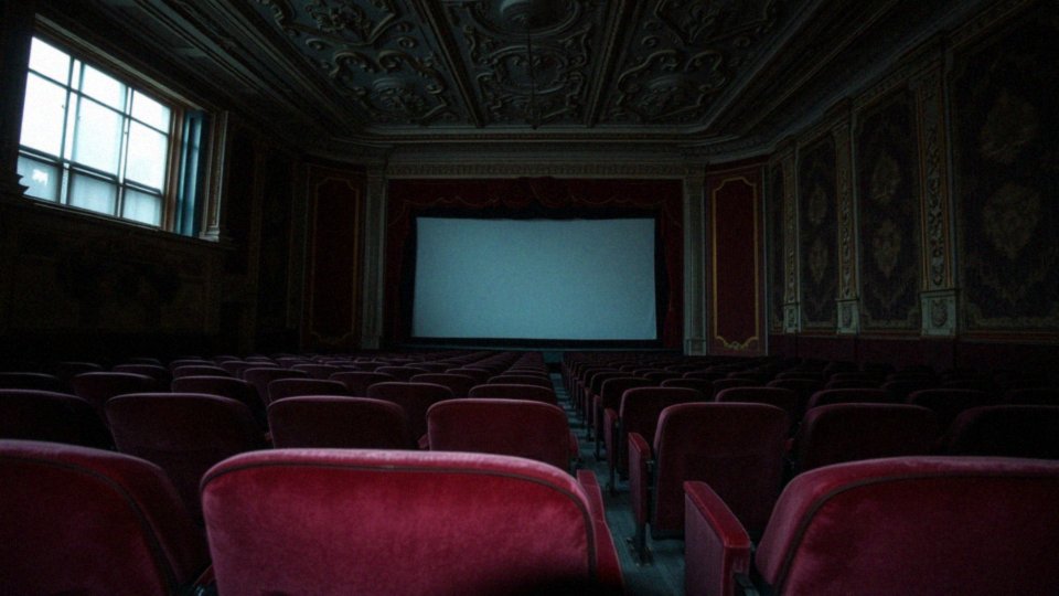 Jakie horrory są przykładem mrocznego kina?