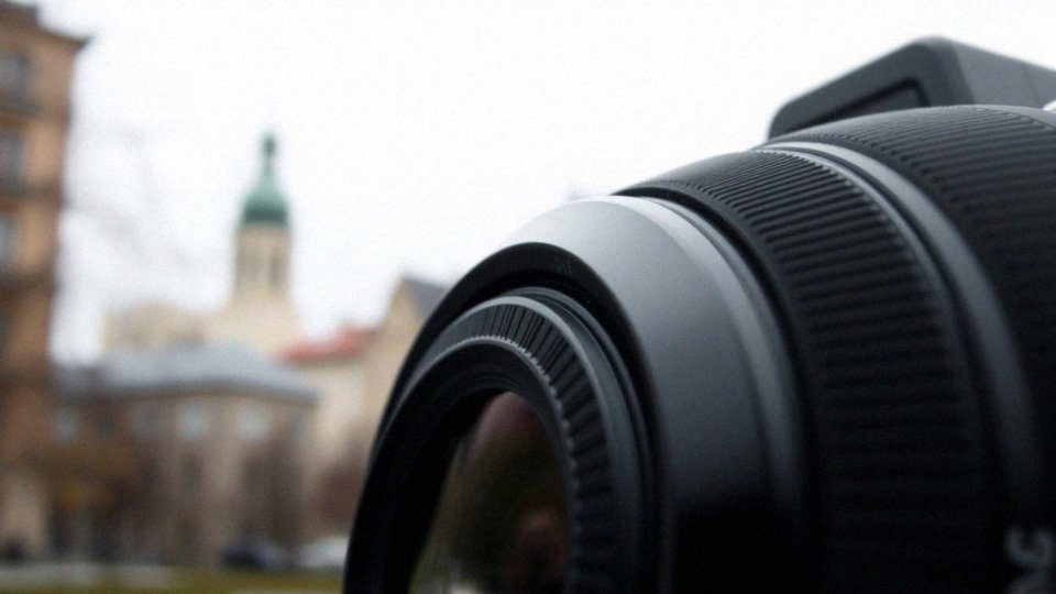 Jak pierścień regulacji ostrości działa w trybie MF?