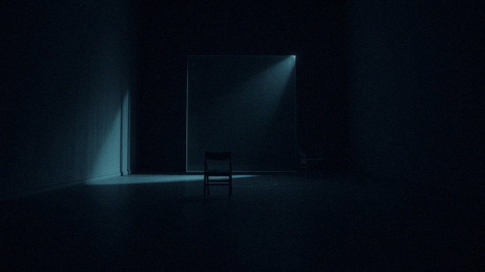 Jakie są najważniejsze elementy scenografii w spektaklu Bliżej?