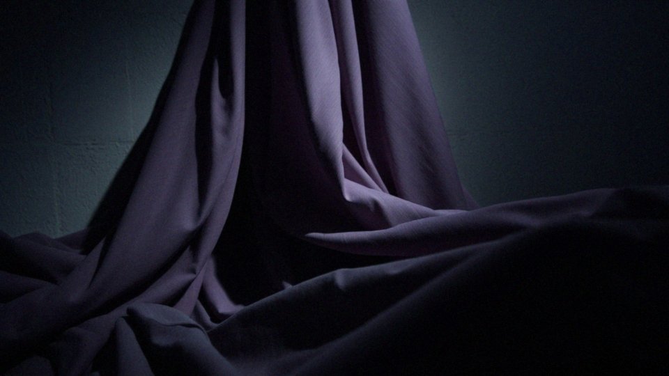 W jakich kontekstach termin shemale jest stosowany do opisu mężczyzn z żeńskimi cechami płciowymi?