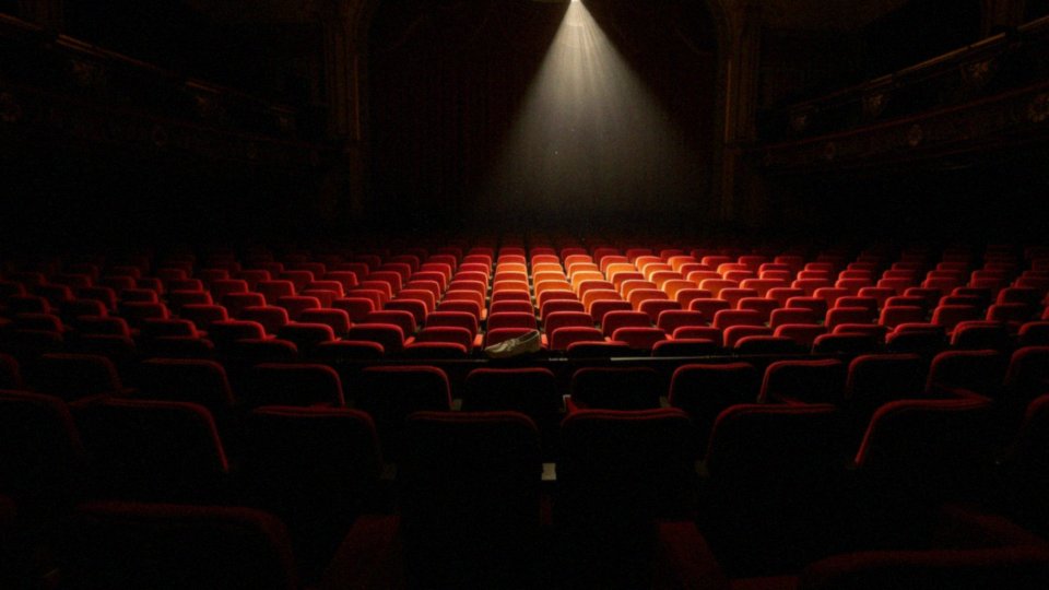 Jaki film był debiutem teatralnym Toma Hollanda?