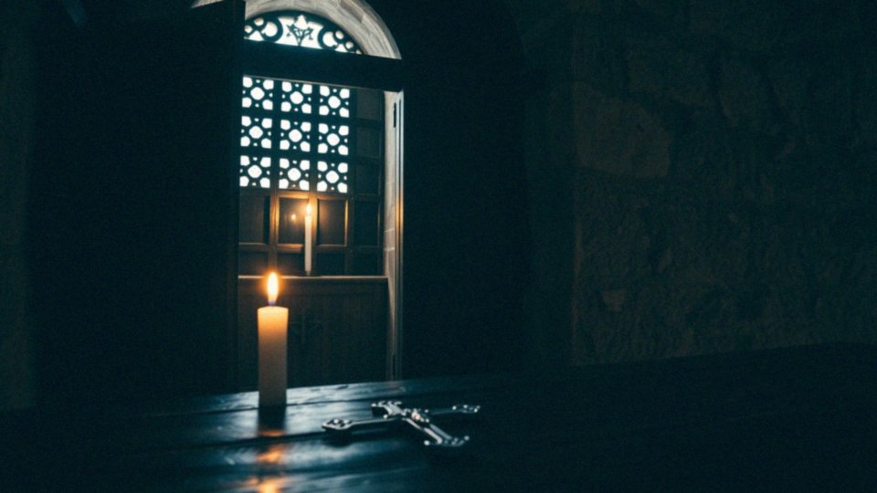 Jakie role pełnią księża w filmach o opętaniach?