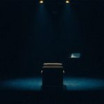 Spektakl Bliżej – analiza i emocje w relacjach międzyludzkich